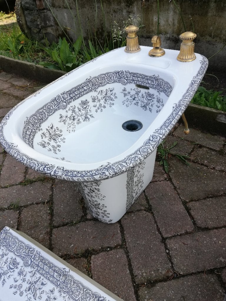 unieke wastafels op zuil zwart decor, bidet en accessoires
