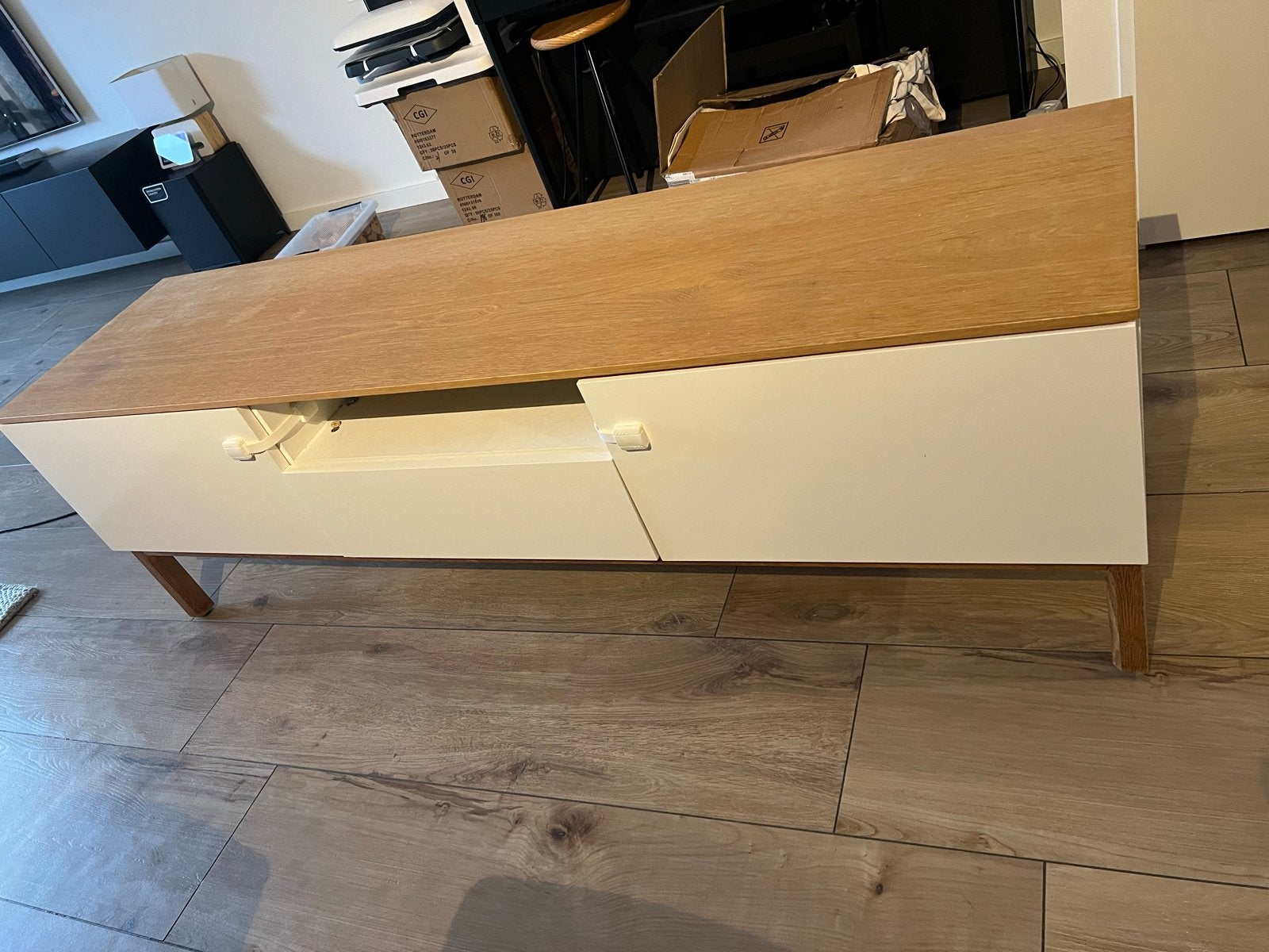 Modern TV-meubel met opbergruimte - Hout en wit, Huis en Inrichting, Kasten | Televisiemeubels, Ophalen, Gebruikt, 150 tot 200 cm