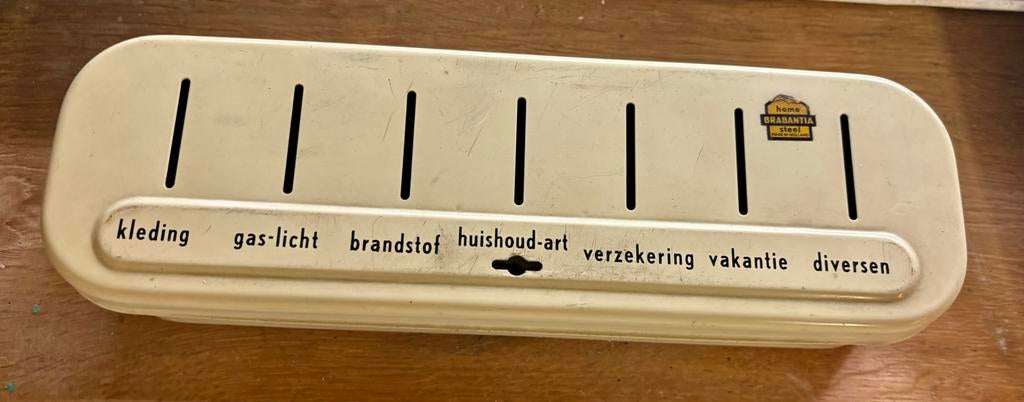 Antieke crème Brabantia spaardoos met roos decoratie, Ophalen of Verzenden, Gebruikt, Metaal of Blik, Overige thema's