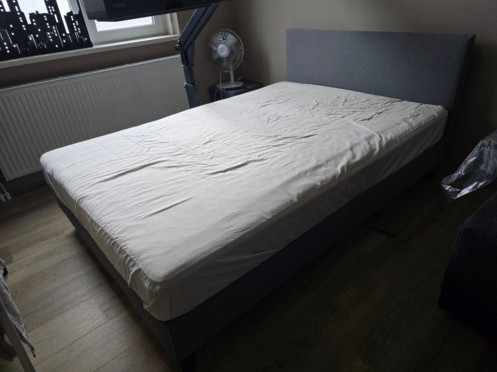 Keurig vlekkeloos bed (140200), Huis en Inrichting, Ophalen, 140 cm, Zo goed als nieuw, Twijfelaar