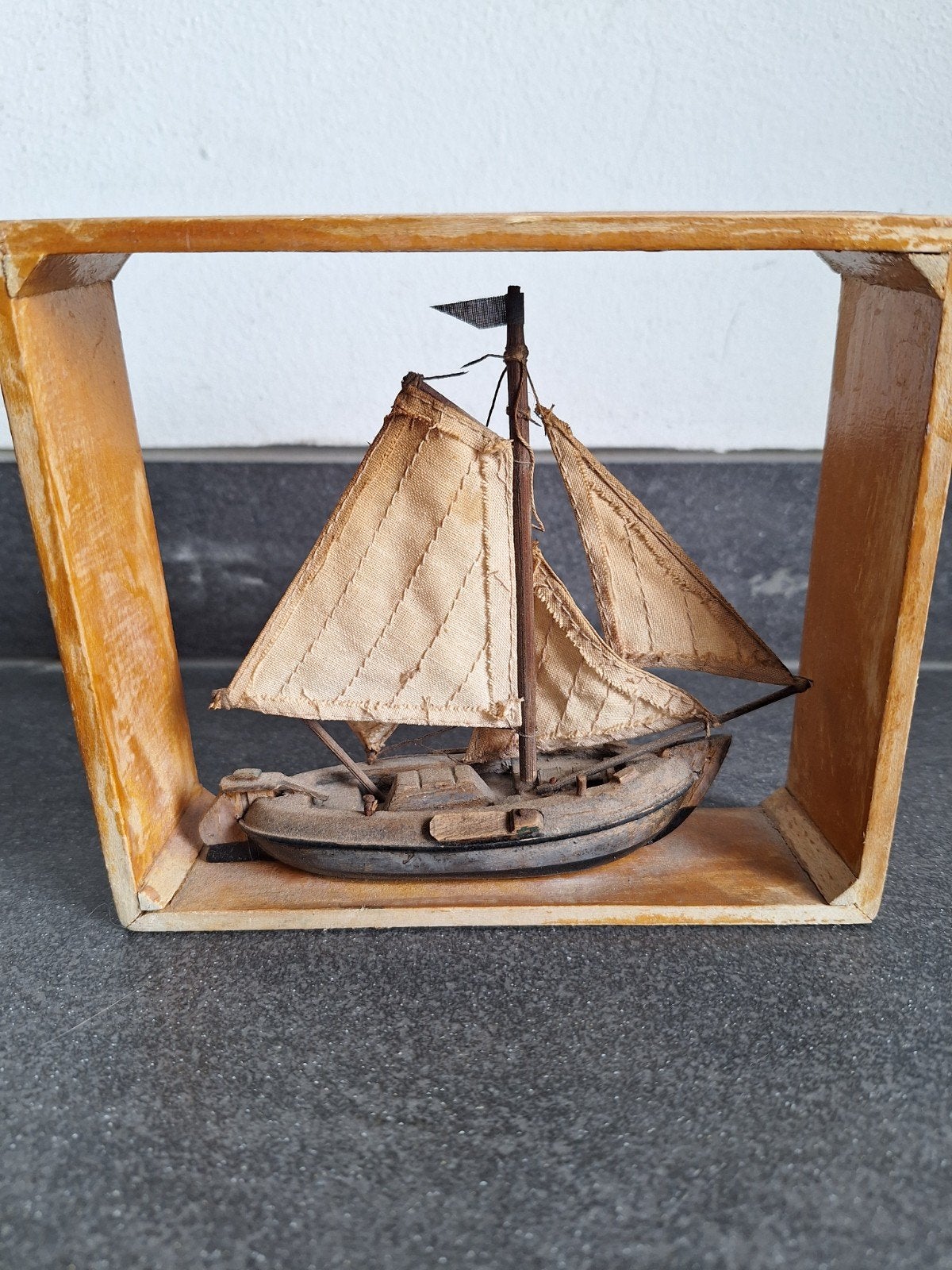 Decoratief houten zeilbootje in lijst - 16x16 cm, Ophalen of Verzenden, Gebruikt