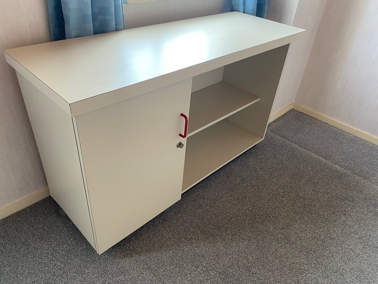Compact wit kastje met rood handvat en slot, Huis en Inrichting, Kasten | Overige, Ophalen, Gebruikt