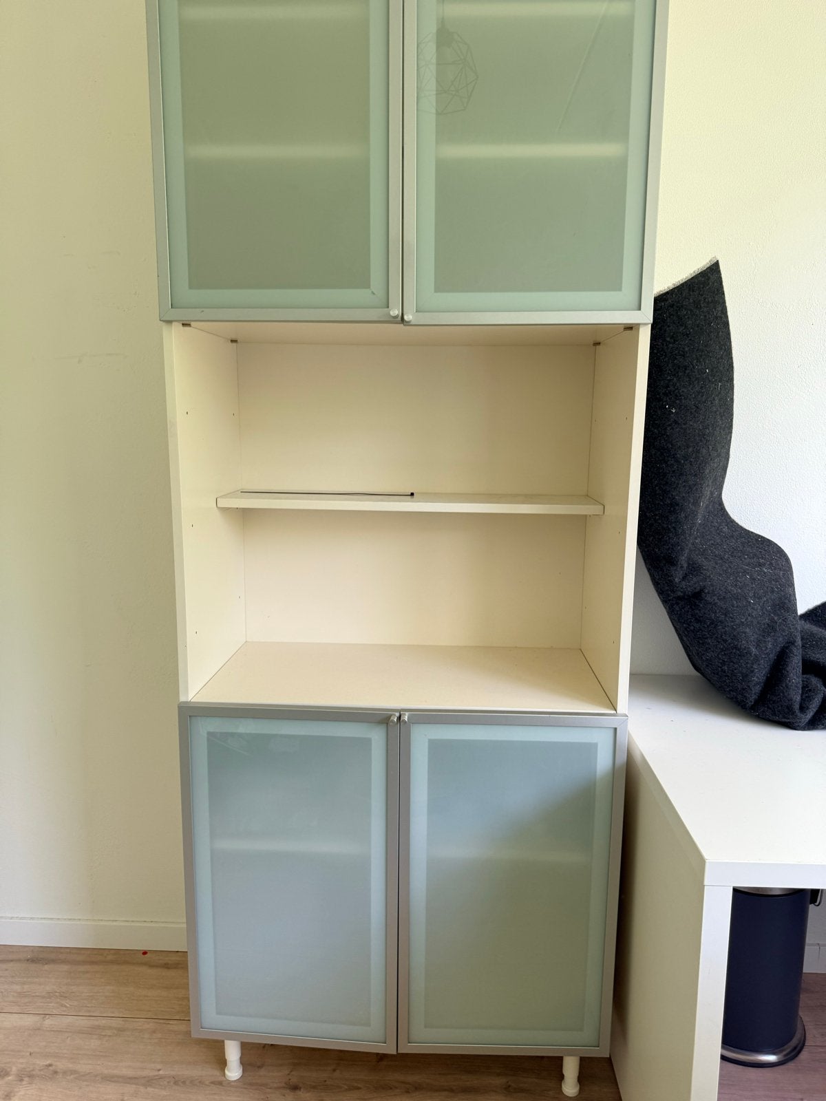 Kast met glazen deuren en open vakken, Huis en Inrichting, Kasten | Boekenkasten, Gebruikt, 50 tot 100 cm, 200 cm of meer, 25 tot 50 cm