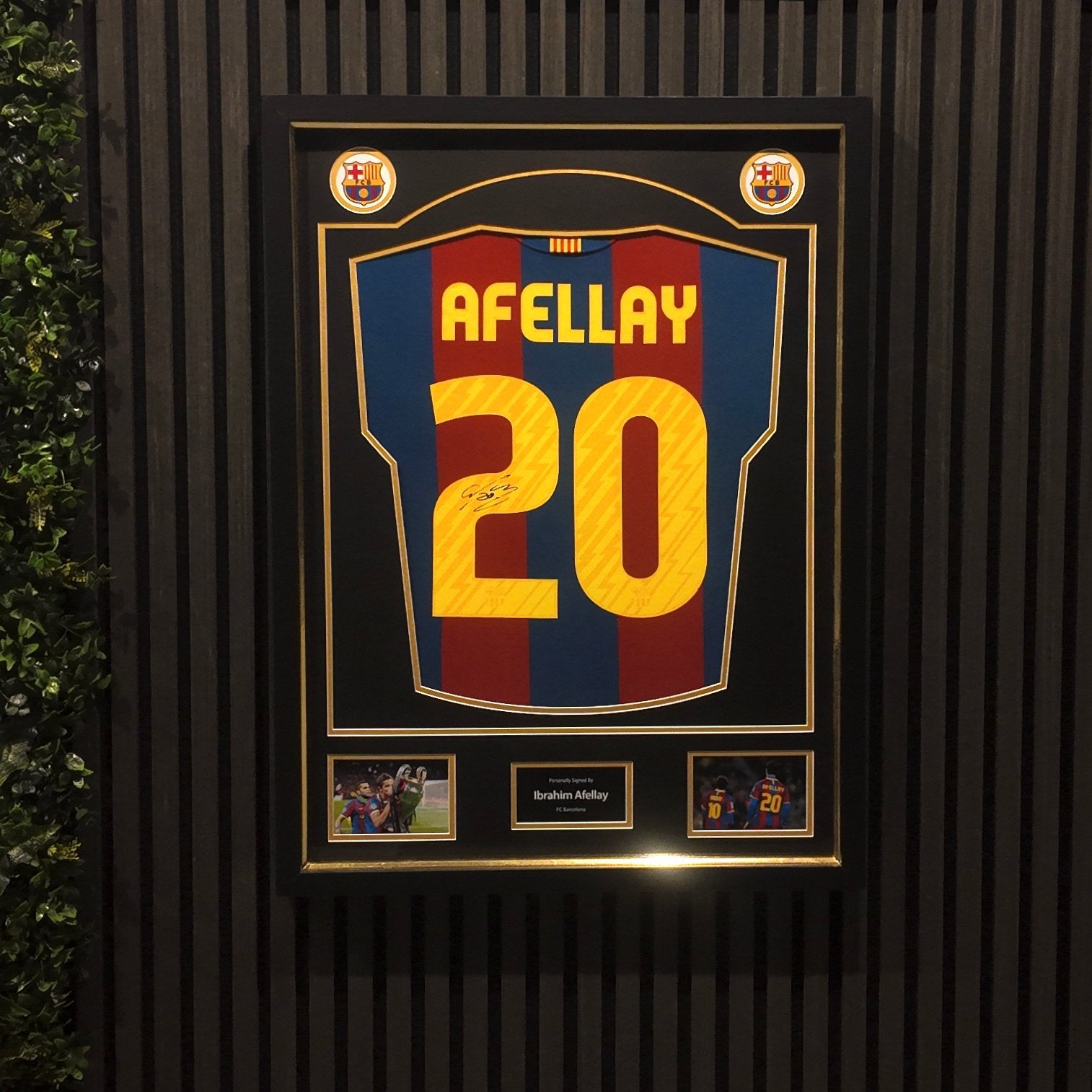 Afellay gesigneerd shirt Barcelona ingelijst met videobewijs, Verzamelen, Verzenden