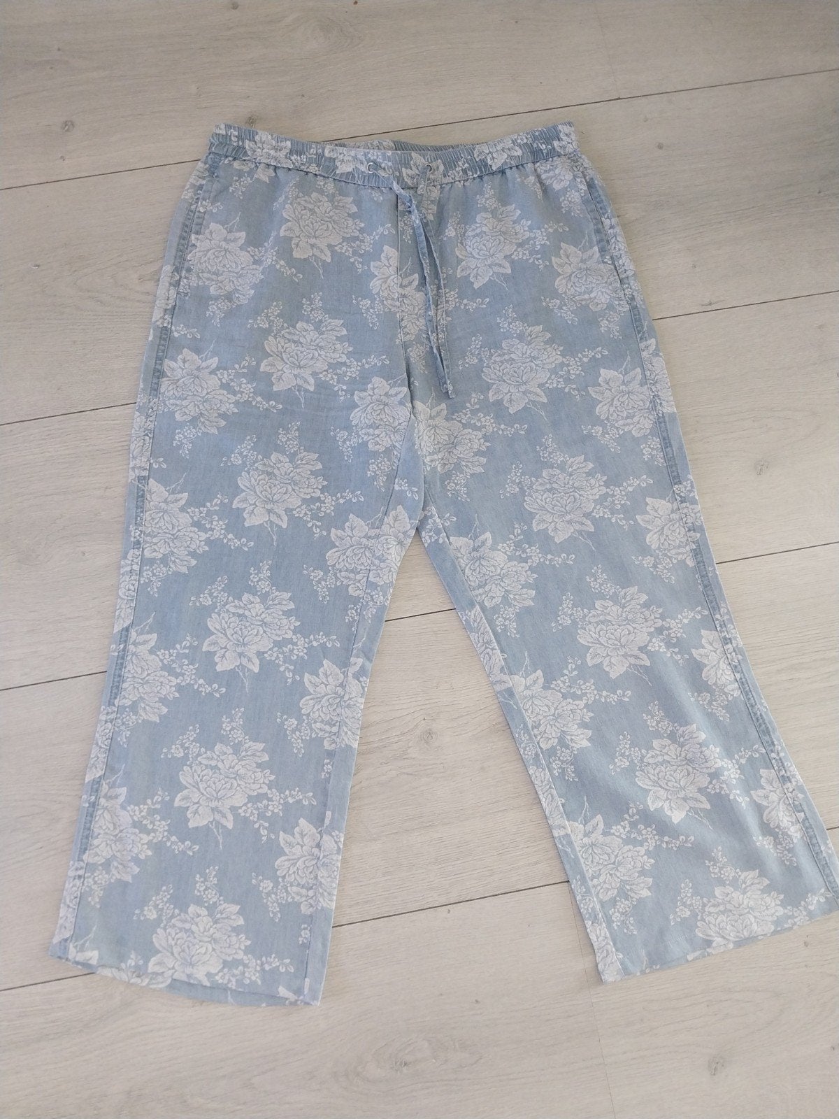 Lichtblauwe zomerbroek met bloemenprint maat L, Kleding | Dames, Jensen, Blauw, Maat 42/44 (L), Ophalen of Verzenden