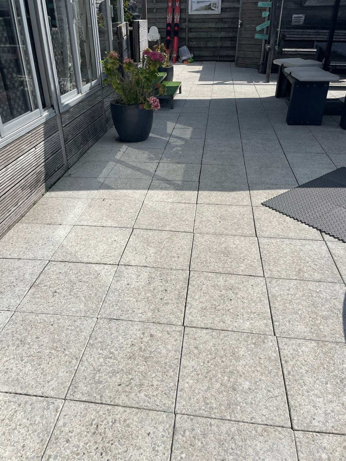 300 gebruikte wittere terrastegels, +/- 48 m², Tuin en Terras, Ophalen, Gebruikt, 10 m² of meer, Beton