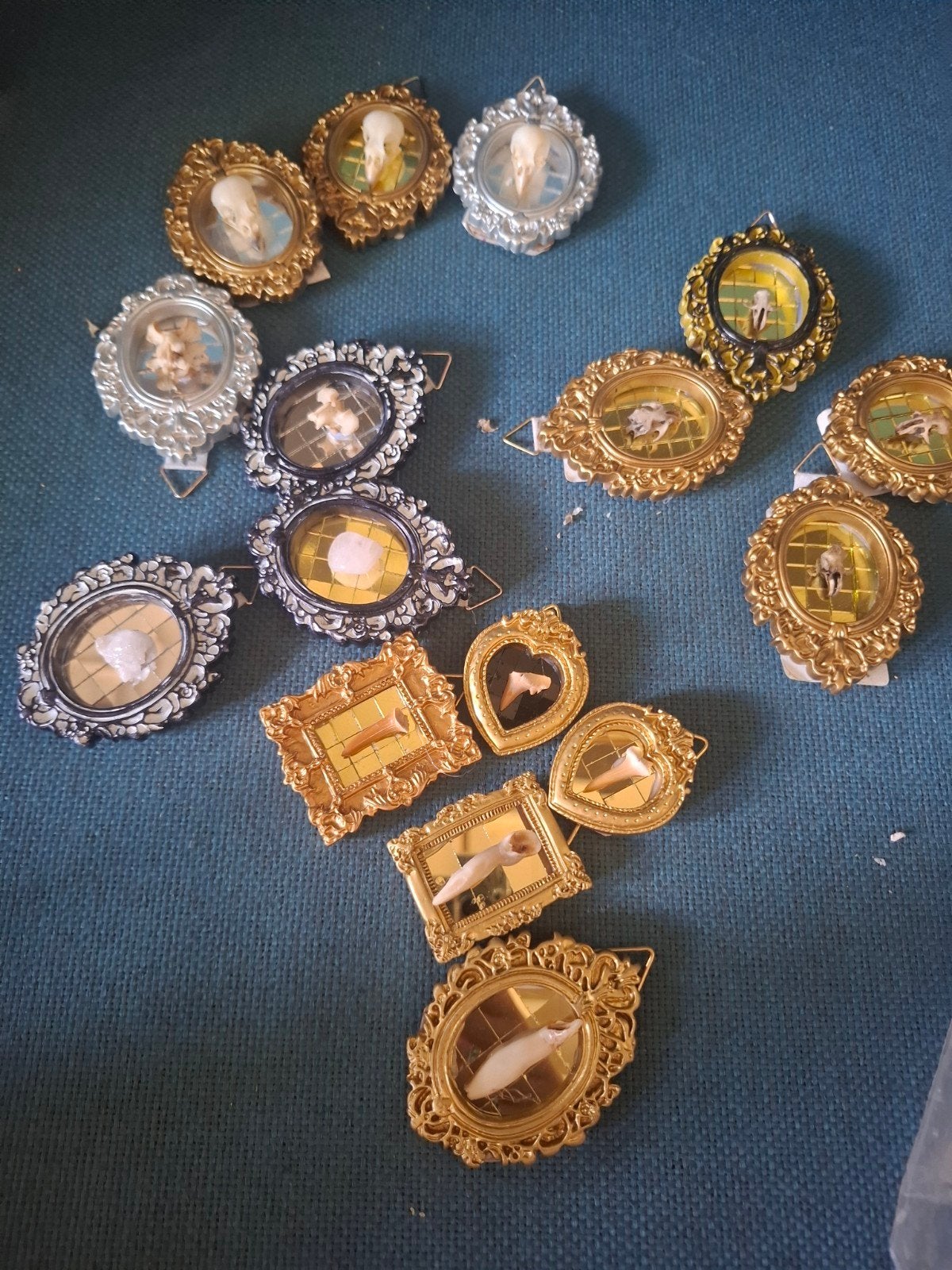 Miniatuur vitrines met tanden, schedels en botten, Verzamelen, Overige Verzamelen, Ophalen of Verzenden, Zo goed als nieuw