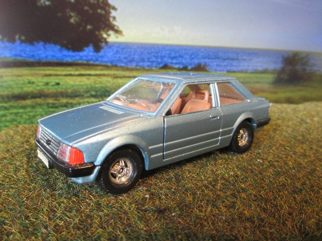 1:36 Ford Escort Mk.3 GL - Corgi met beige interieur, Ophalen of Verzenden, Gebruikt, Auto, Corgi