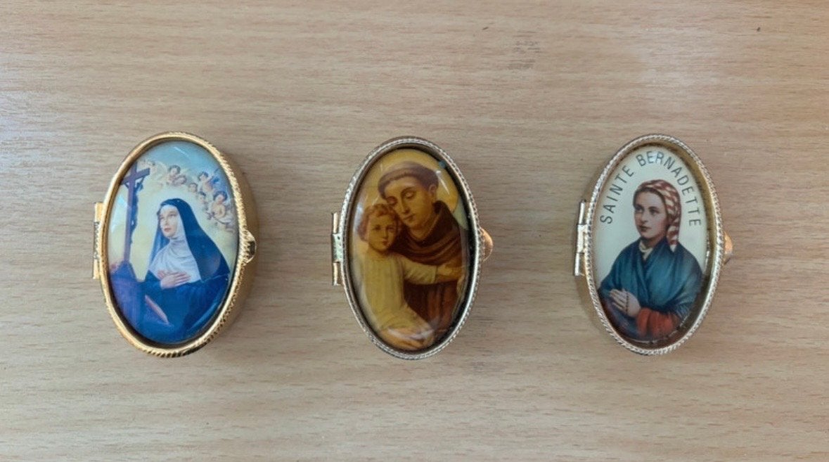 Sieraden met religieuze afbeeldingen 3x, Antiek en Kunst, Antiek | Religie, Verzenden