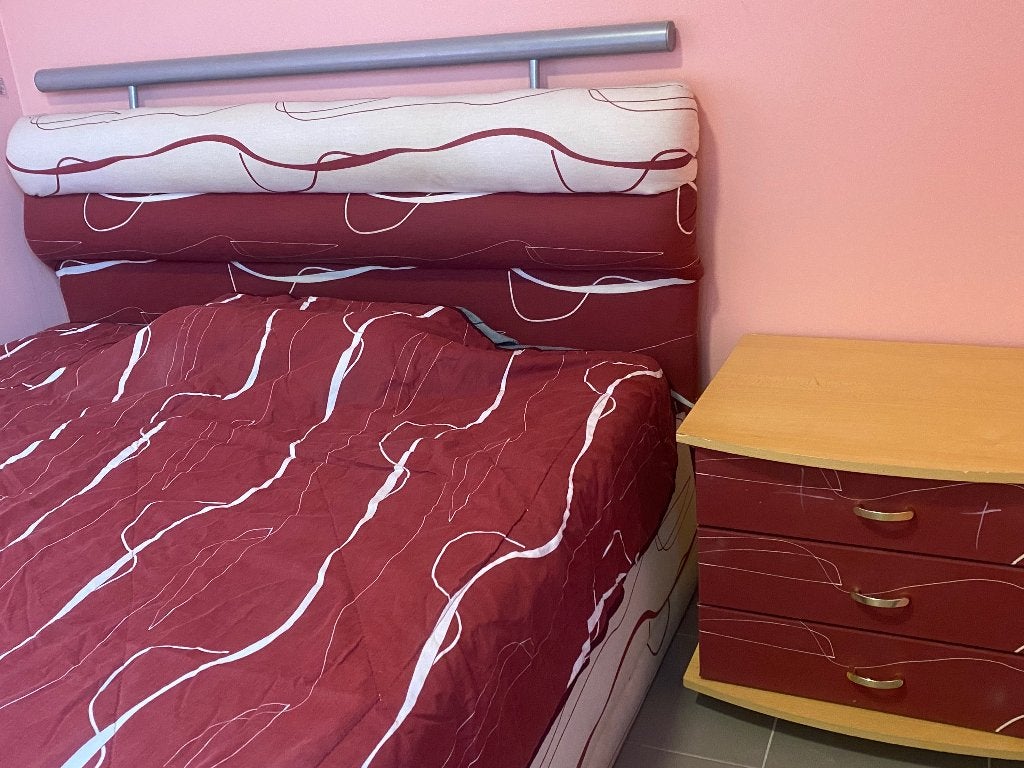 Bed met opbergruimte en bijbehorende nachtkastje, Ophalen, Overige materialen, Eenpersoons, 140 cm