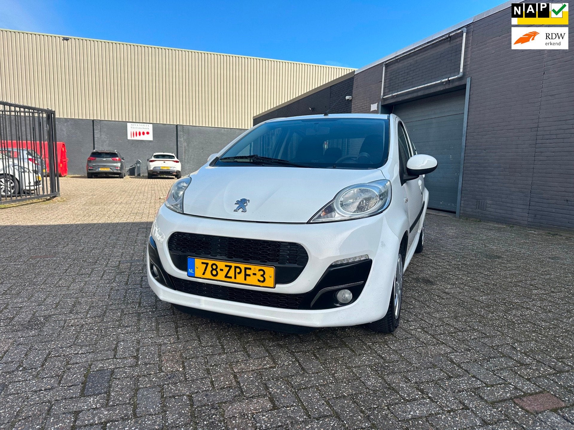Peugeot 107 1.0 Active Airco Elek. Pakket Toerenteller 5drs, Auto's, Voorwielaandrijving, Euro 5, Stof, Gebruikt