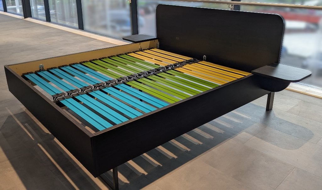 Bed ombouw Onyx formaat: 180 x 200 cm SHOWROOMMODEL, Huis en Inrichting, Slaapkamer | Bedden, Ophalen, Bruin, 180 cm, 200 cm