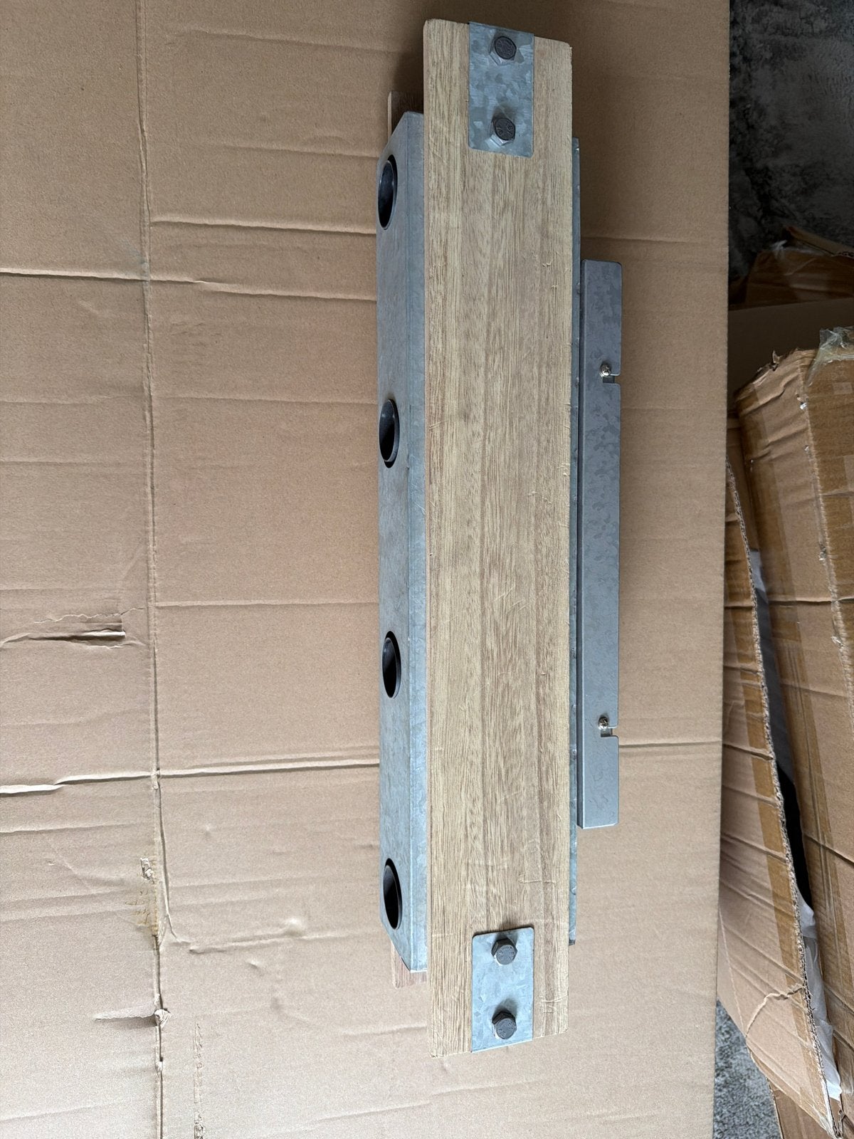 Eiken balk met metalen bevestiging, Gebruikt, Eiken, Ophalen of Verzenden, 50 mm of meer