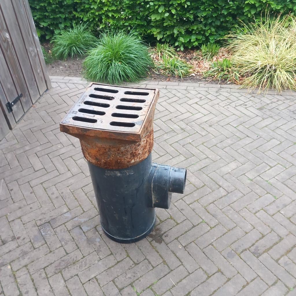 Gietijzeren afvoerput met rooster, straatkolk, put, Doe-het-zelf en Verbouw, Buizen en Afvoer, Ophalen, Gebruikt, Minder dan 2 meter