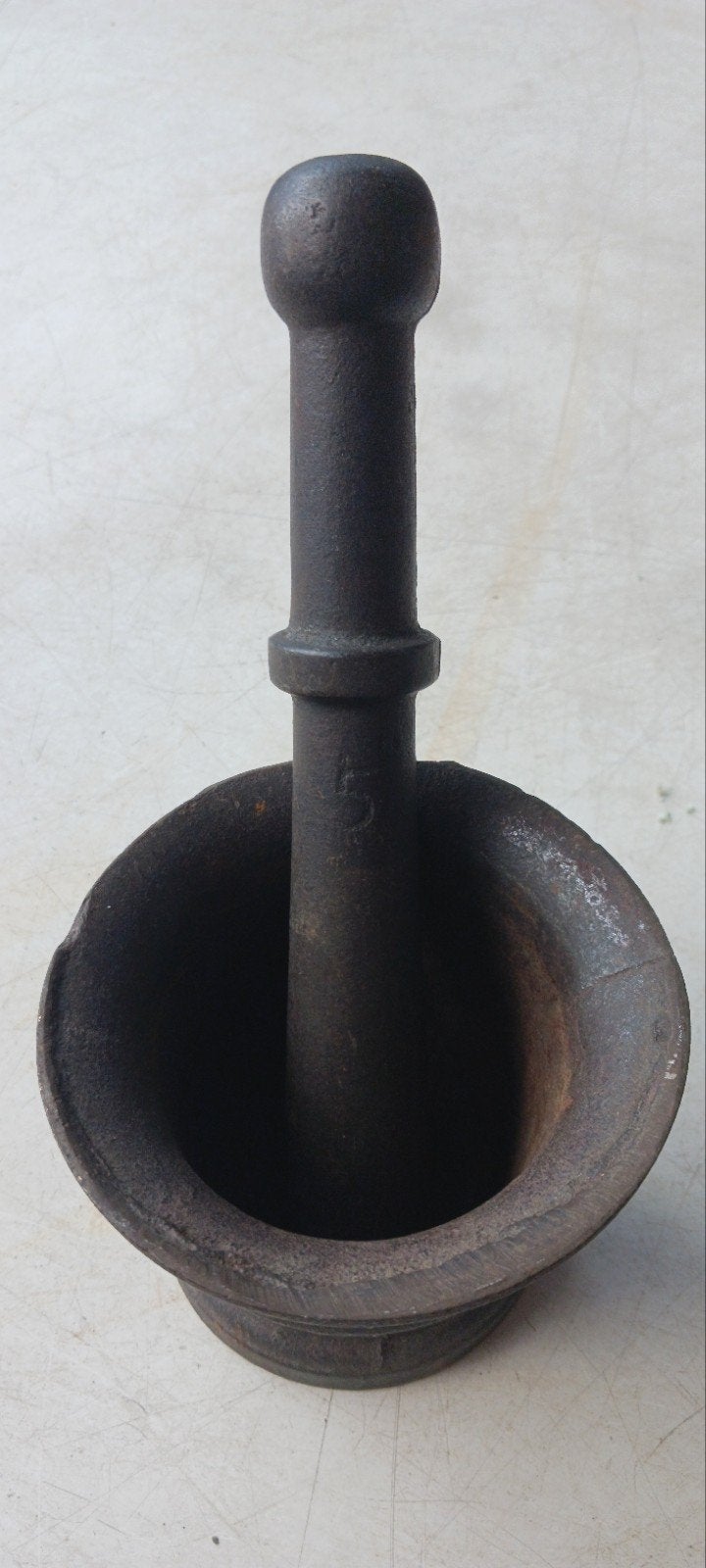 ANTIEKE GIETIJZEREN VIJZEL 13CM MET GROTE STAMPER  VAN 24 CM, Antiek en Kunst, Ophalen of Verzenden