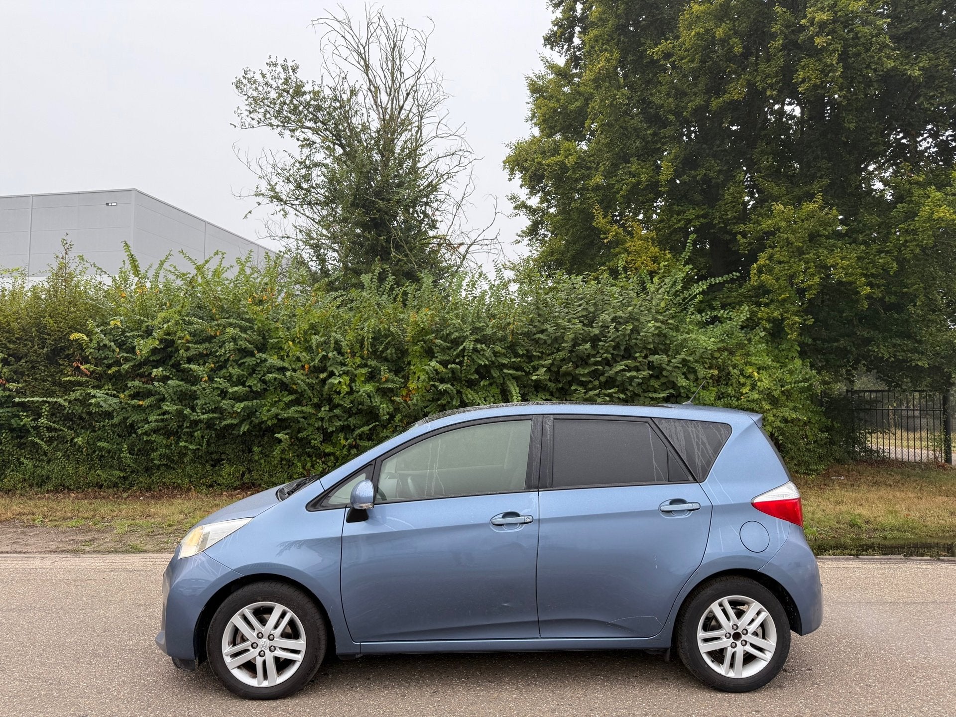 Toyota TOYOTA VERSO-S PANO/NAVI/CAMERA/TREKHAAK, Voorwielaandrijving, Euro 5, Stof, Gebruikt