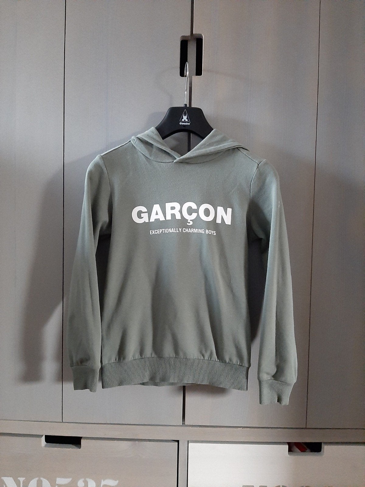 Le chic garcon sweater met logo grijsgroen maat 128., Gebruikt, Le Chic, Trui of Vest, Ophalen of Verzenden