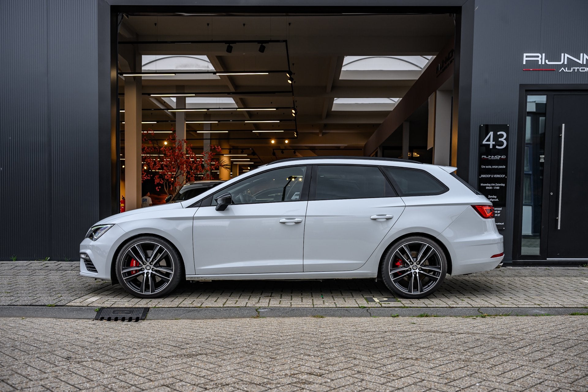 Seat Leon ST 2.0 TSI CUPRA 300 4DRIVE Panoramadak |Camera|La, Automaat, Dealer onderhouden, Zwart, 4 cilinders