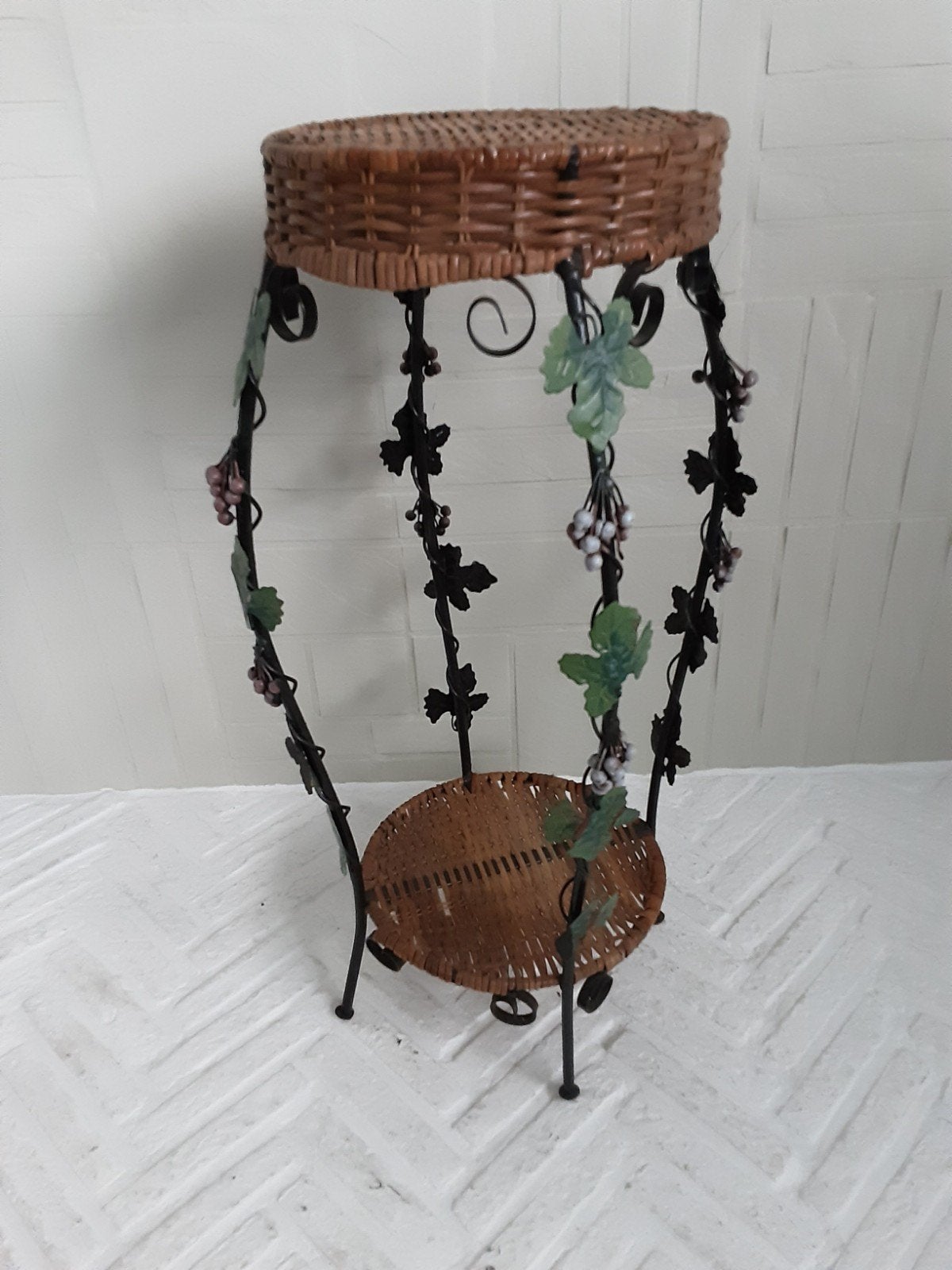 Vintage rotan plantenstandaard met metalen frame., Antiek en Kunst, Antiek | Woonaccessoires, Ophalen