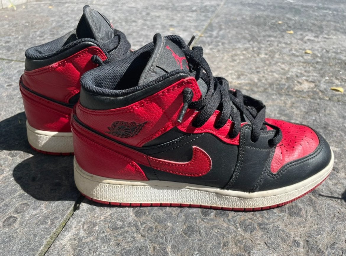Nike Air Jordan 1 Mid - Zwart/Rood - Maat 38, Kleding | Dames, Ophalen of Verzenden, Gedragen, Rood, Sportschoenen
