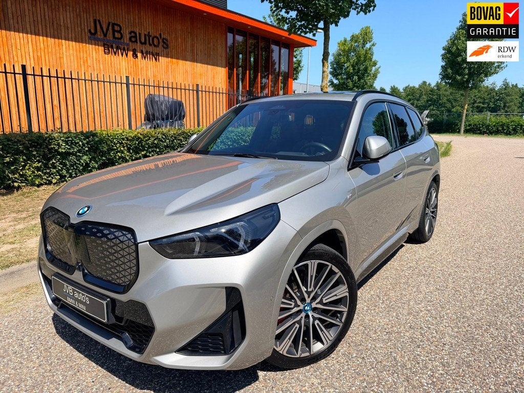 BMW IX1 XDrive30, M-Sport PRO, panorama, trekhaak, H&K, HUD,, Auto's, BMW, Automaat, 12 maanden, Gebruikt, Zwart