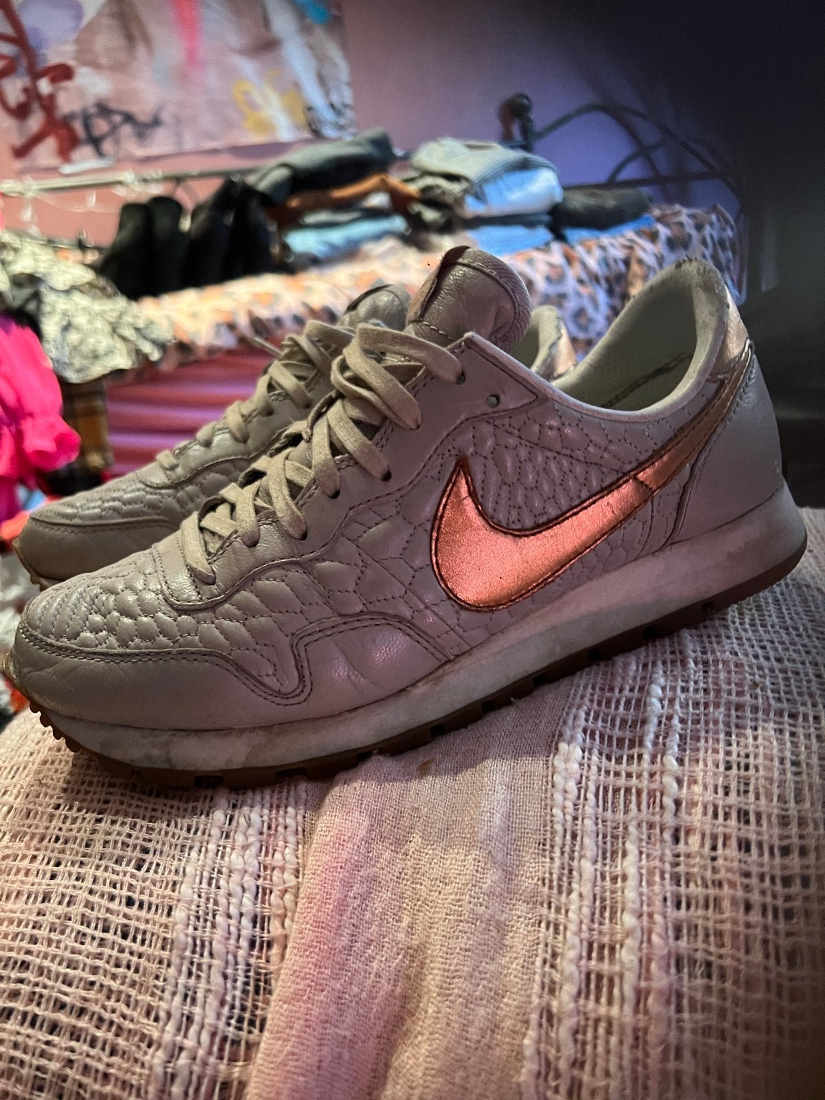 Chique Nike Air sneakers met krokodillenleer en rosé goud, Beige, Ophalen of Verzenden, Sneakers of Gympen, Zo goed als nieuw