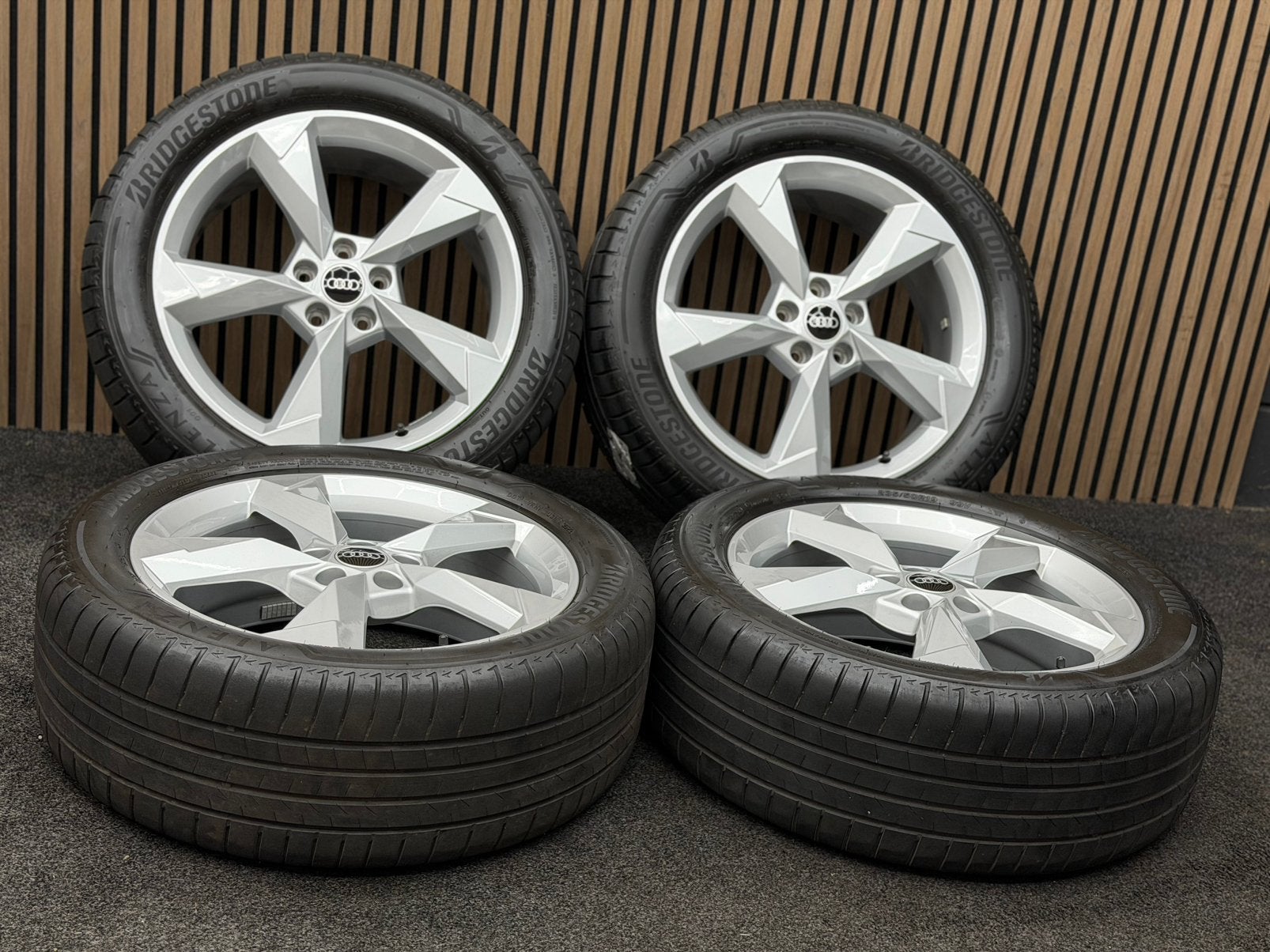 Originele 19 inch Audi Q3 83A 5x112 ET43 Bridgestone AO, Auto-onderdelen, ., Banden en Velgen, 235 mm, .