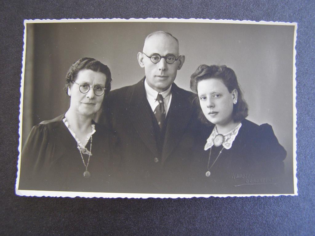 Fotografie HAMETER, Dordrecht: Gezin, man, vrouw en dochter, Verzamelen, Foto's en Prenten, Gebruikt, Foto, Ophalen of Verzenden