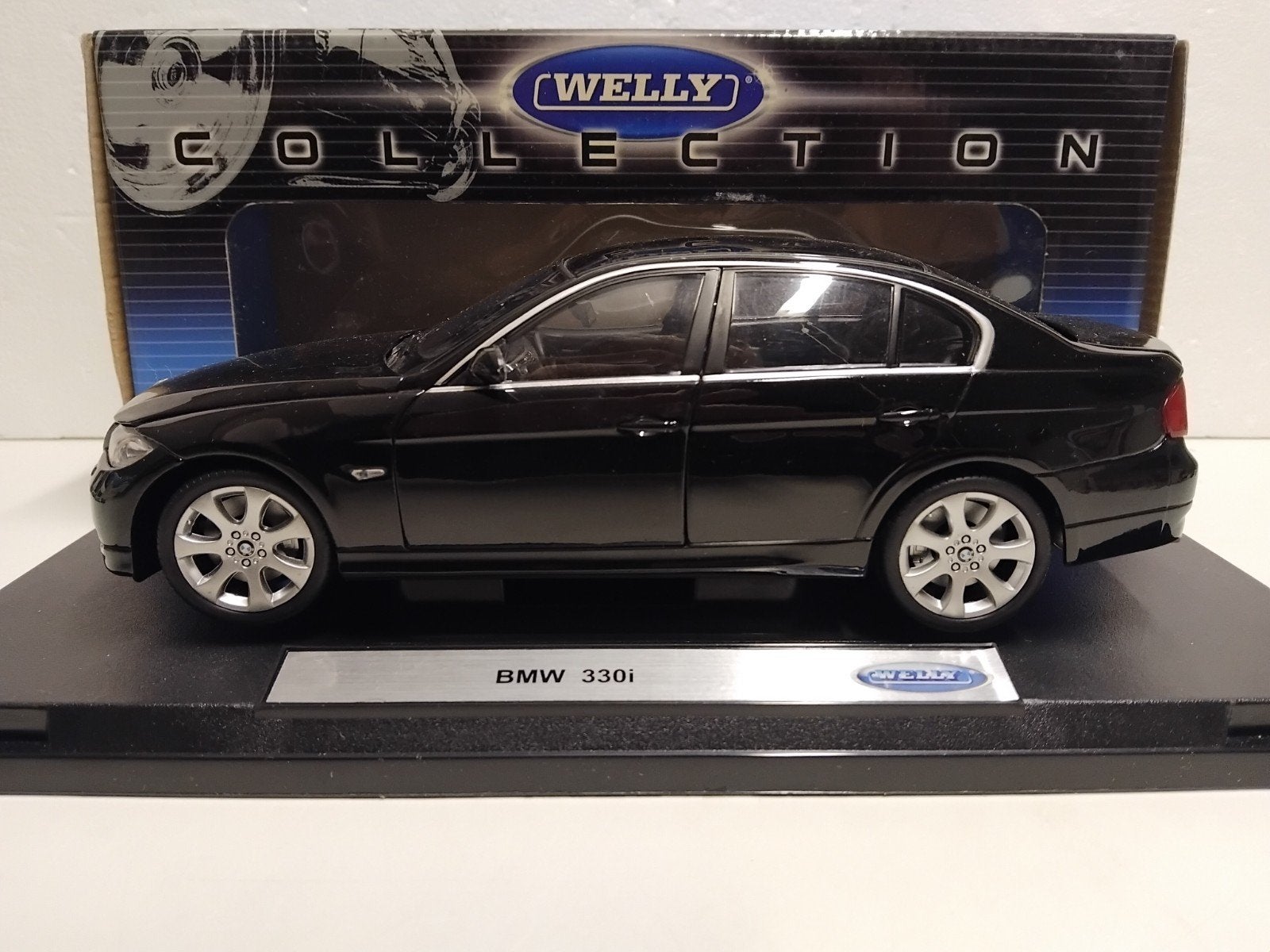 BMW 3 serie 330 i sedan zwart Welly metal 1:18 KRD, Hobby en Vrije tijd, Ophalen of Verzenden, Zo goed als nieuw, Auto, Welly