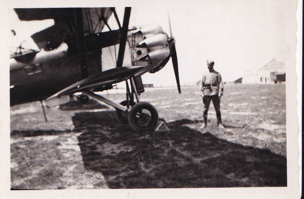 WO2 Foto Luftwaffe - Dubbeldekker Vliegtuig op Vliegveld, Ophalen of Verzenden, Luchtmacht, Nederland, Foto of Poster