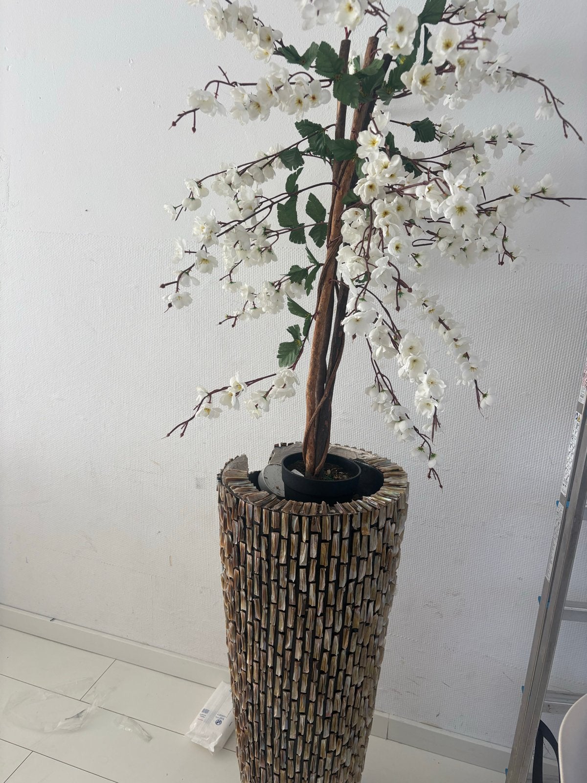 Schelpenvaas met kunstbloesem - Achterkant beschadigd, Huis en Inrichting, Gebruikt, Meerkleurig, Natuurlijk materiaal, Inclusief decoratie