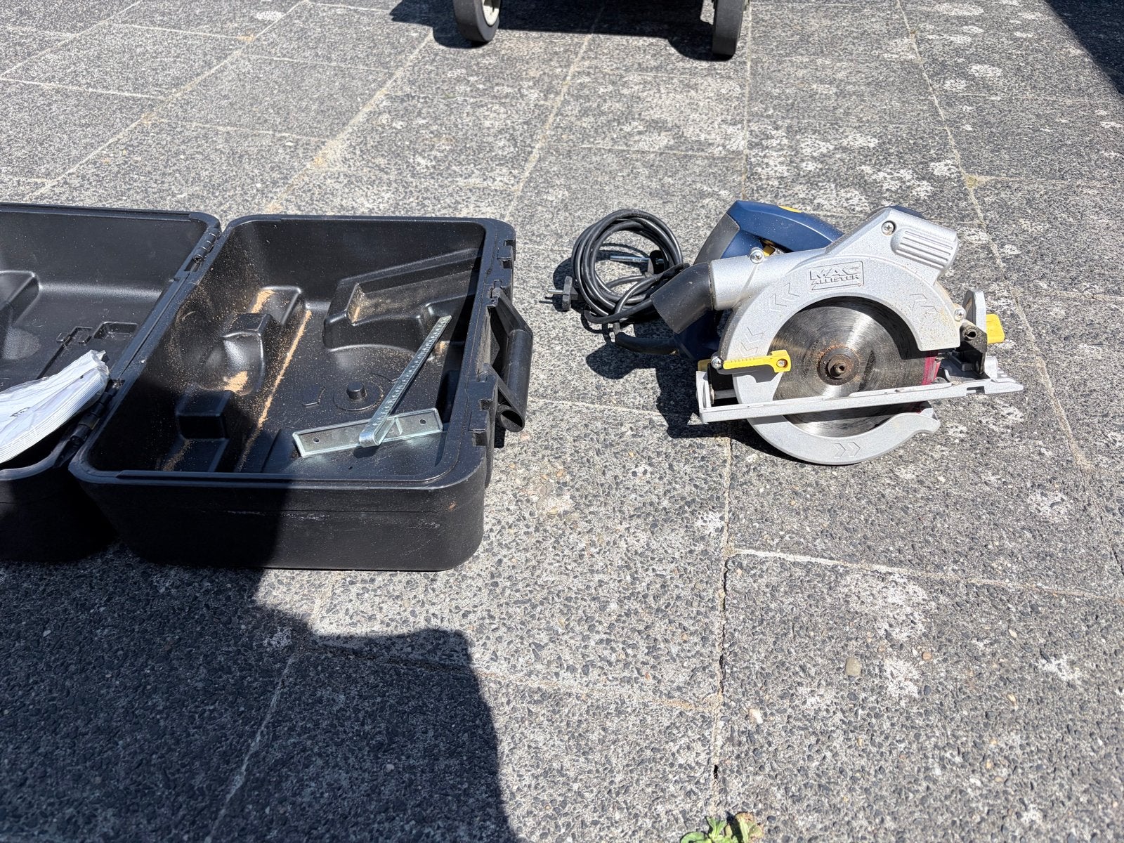 Cirkelzaag Mac Allister 1200W in nieuwstaat met koffer, Ophalen, Cirkelzaag, Zo goed als nieuw, 30 tot 70 mm