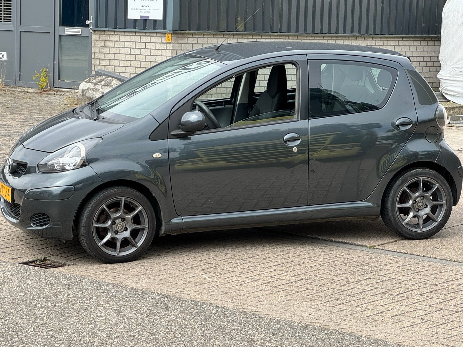 Toyota Aygo 1.0 12V Vvt-i 5DRS 2010 Grijs, Auto's, Voorwielaandrijving, Stof, Zwart, 4 stoelen