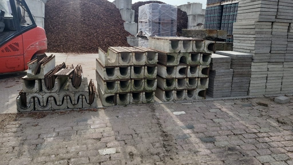 37 stuks polymeerbeton goten/goot met gietijzer rooster D400, Ophalen, Gebruikt, 25 tot 50 cm, Biels