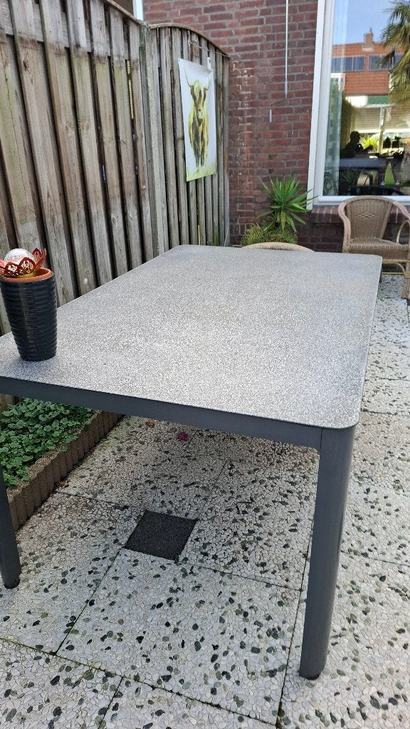 Tuin-/eettafel met grijs gespikkeld blad, Ophalen, Zo goed als nieuw, Rechthoekig, Metaal