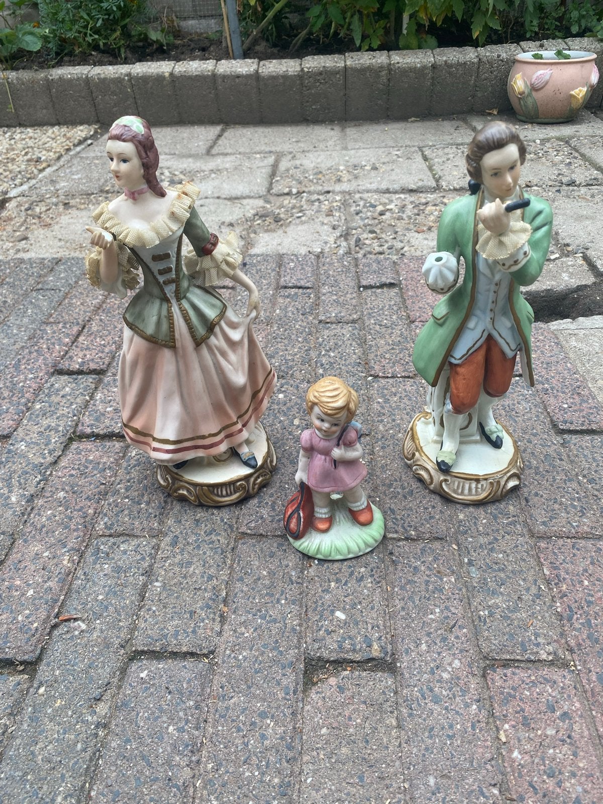 Set van 3 porseleinen beeldjes: man, vrouw en kind, Ophalen of Verzenden, Gebruikt
