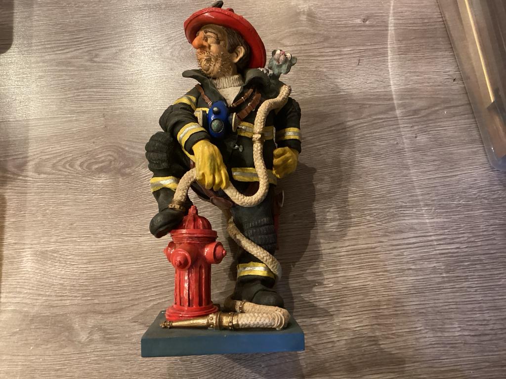 Zeldzaam Forchino brandweerman beeldje met brandkraan, Verzamelen, Beelden en Beeldjes, Zo goed als nieuw, Dier, Ophalen of Verzenden
