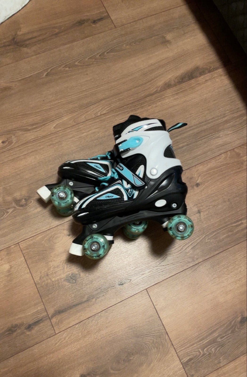 Nieuwe lichtblauwe rolschaatsen met lichtgevende wielen, Kinderen en Baby's, Speelgoed | Buiten | Rolschaatsen, Ophalen, Verstelbaar