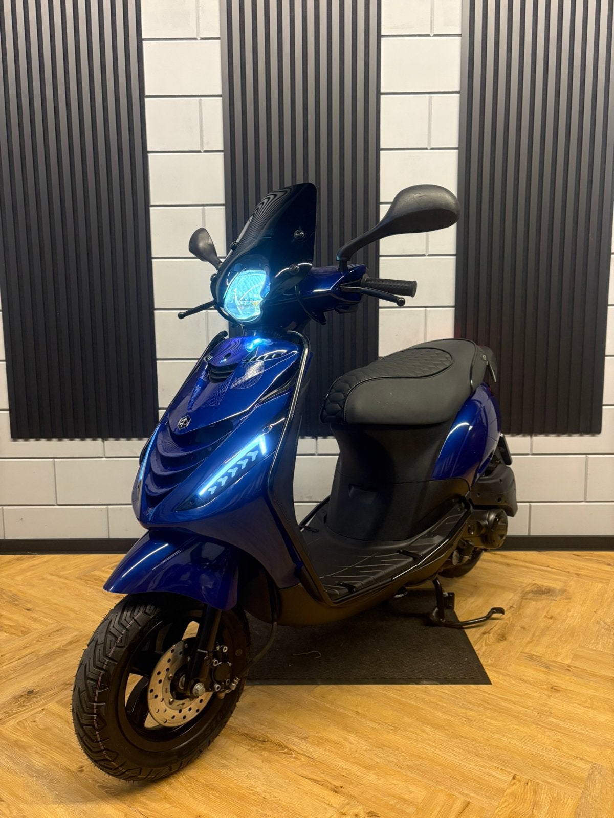 PIAGGIO ZIP 4T 3V BROM 2022 FULL OPTION BMW BLAUW, Fietsen en Brommers, Scooters | Piaggio, Maximaal 45 km/u, Zip, Ophalen of Verzenden