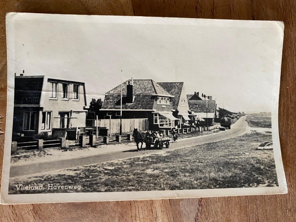 Ansichtkaarten Vlieland Havenweg, Verzamelen, Ophalen of Verzenden, Voor 1940, Zo goed als nieuw