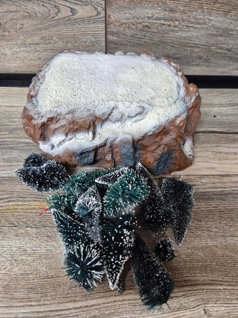 Lemax verhoging voor huis met boompjes originele doos kerstd, Diversen, Kerst, Ophalen of Verzenden, Zo goed als nieuw