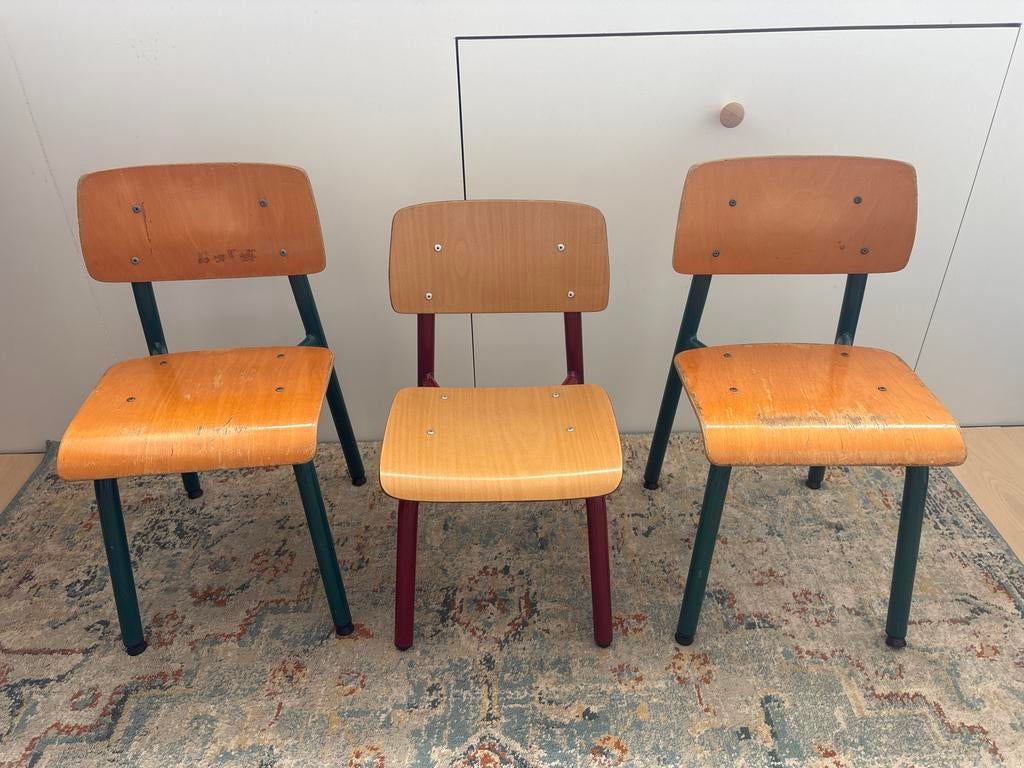 3 Vintage School Kleuter Stoeltjes - 2x Groen, 1x Rood, Huis en Inrichting, Stoelen, Ophalen, Gebruikt, Overige kleuren, Drie