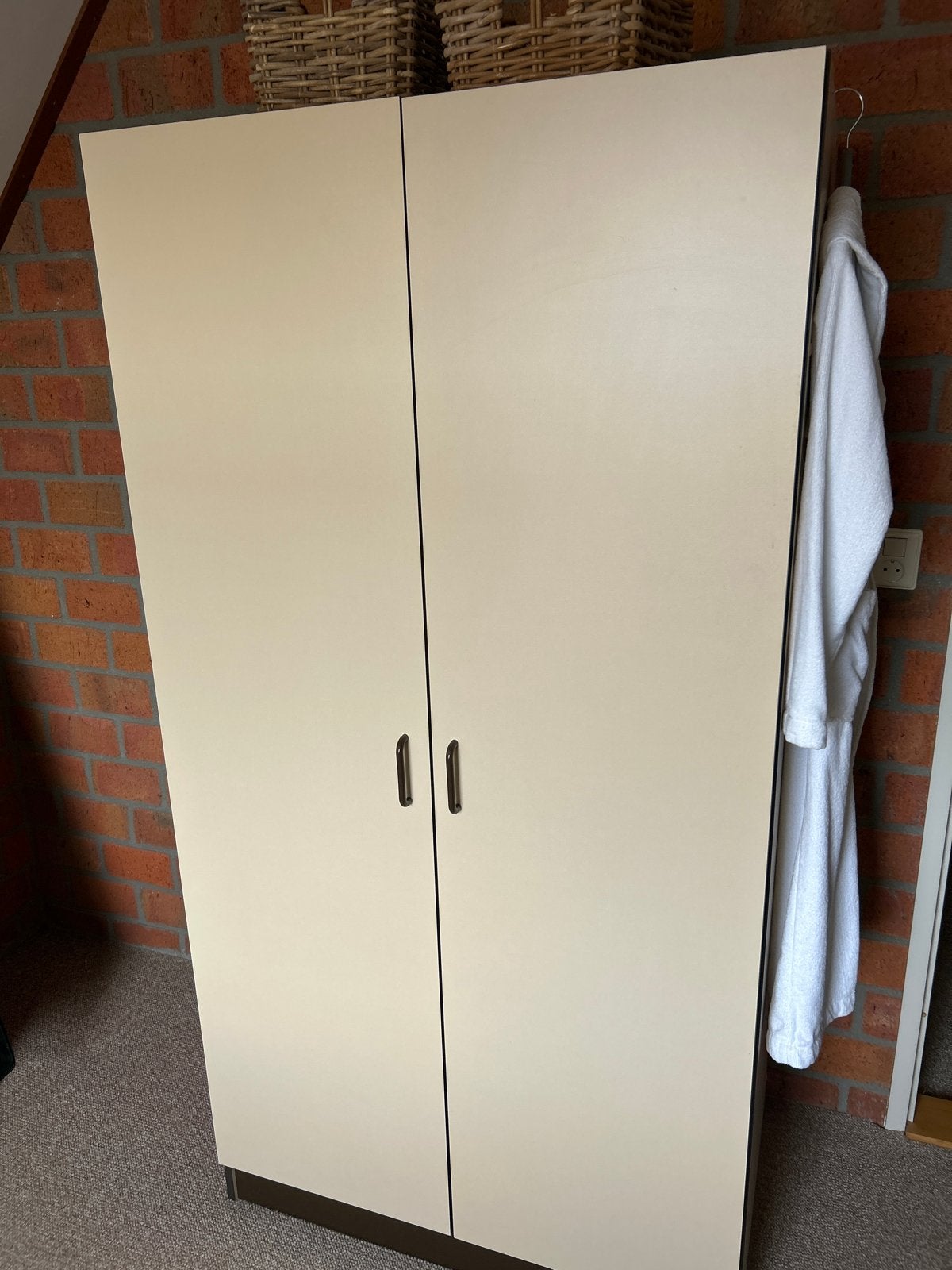 Kledingkast met twee deuren - Crème/Beige, Ophalen, Gebruikt, 50 tot 100 cm, 150 tot 200 cm