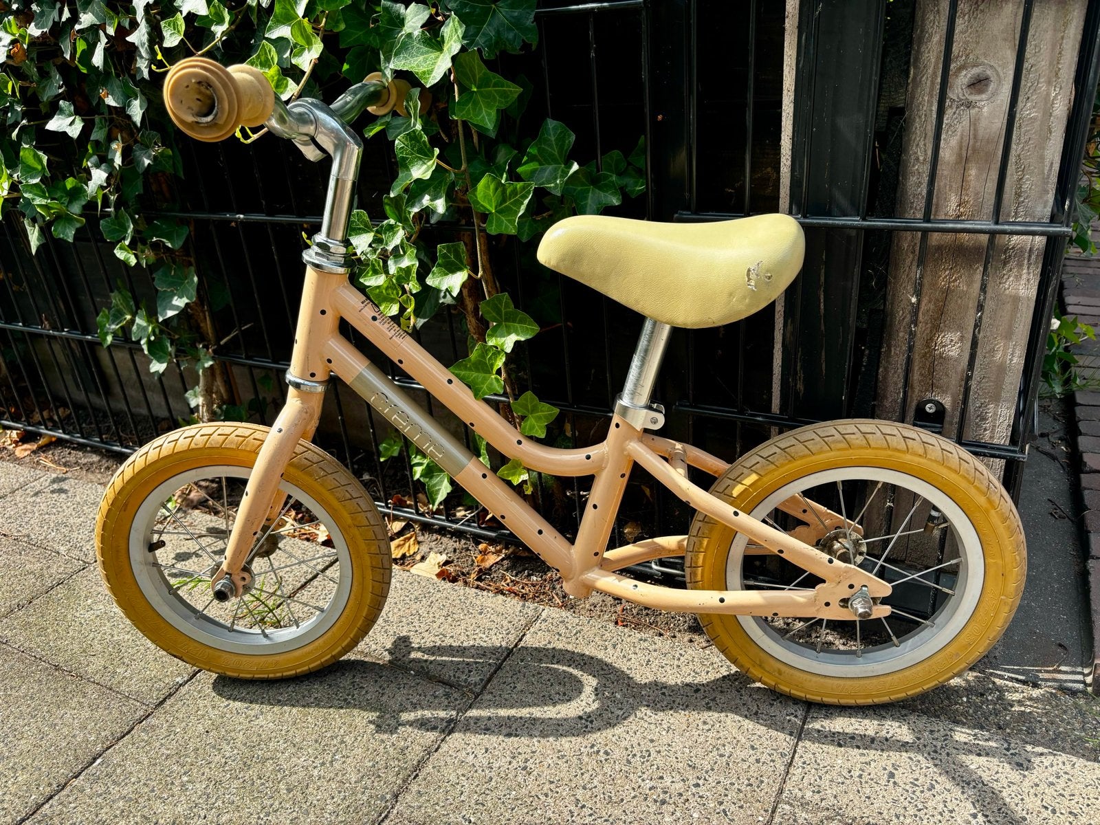 Creme Kinderloopfiets - zalm kleur met stippen, Ophalen, Gebruikt, Loopfiets