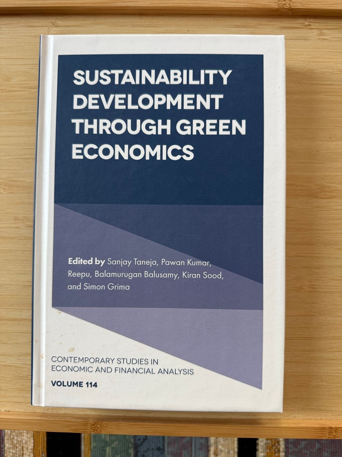 Sustainability Development Through Green Economics, Ophalen, Zo goed als nieuw, Economie en Marketing