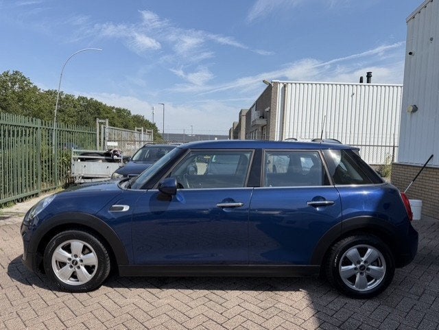 Mini 5-Deurs 1.5 Cooper Business airco APK T/M 13-8-2027, Auto's, Mini, Gebruikt, Navigatiesysteem, Blauw, 49 €/maand