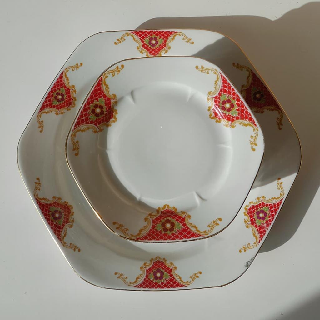 Taartstel met 10 gebakschotels en een grote taartschaal, Huis en Inrichting, Keuken | Servies, Ophalen of Verzenden