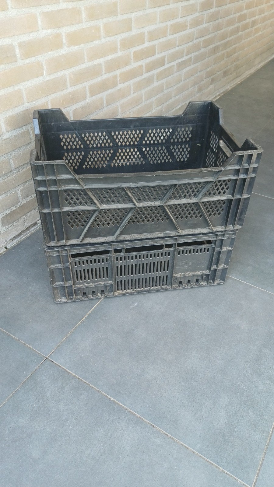 KUNSTOF STAPELKRATTEN 2 STUKS €5, Ophalen, Gebruikt, 40 tot 60 cm, 50 tot 75 cm