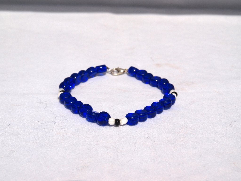 Blauwe kralenarmband met zilverkleurige sluiting, Overige materialen, Blauw, Nieuw, Ophalen of Verzenden