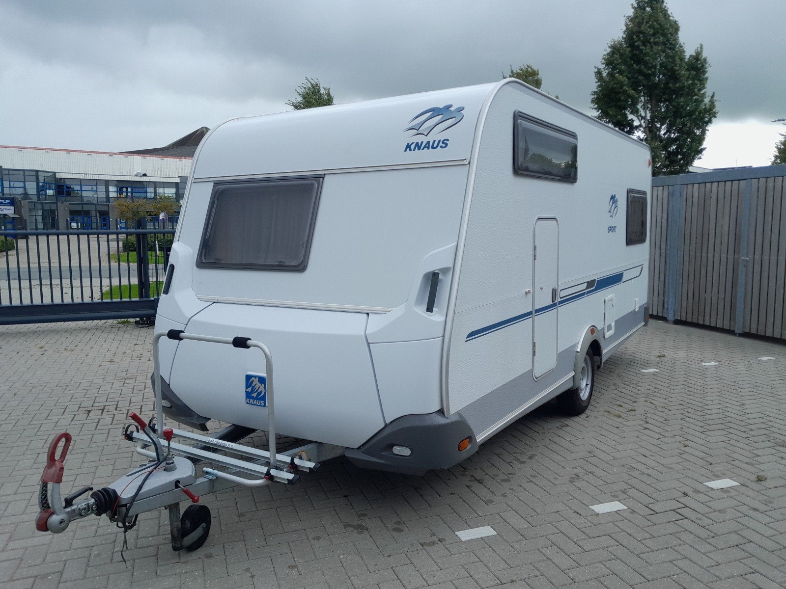 Knaus Sport 450 KGU Caravan met airco, rondzit en stapelbed, Caravans en Kamperen, Caravans, Vast bed, Rondzit, Particulier, 4 tot 5 meter